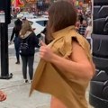 Devojka se skinula nasred ulice, a šokirani prolaznici ne mogu da sklone pogled sa nje: O onome što je uradila jedna žena svi…