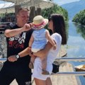 Naš voditelj (47) se razveo od koleginice, pa smuvao 13 godina mlađu sa kojom je dobio dve ćerke: Sad zajedno pozirali, ona u…