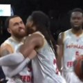 Jedan od najboljih košarkaša u Evropi krenuo da bije sudiju! Težak skandal usred utakmice! Saigrači ga jedva zaustavili