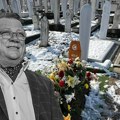 Osvnula potresna poruka na grobu Halida Bešlića: Misteriozna žena ostavila poruku koja kida dušu
