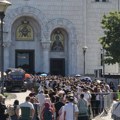 Zbog ovoga su se sukobili vernici ispred Hrama Svetog Save: Detalji haosa u redu za celivanje, intervenisala i policija