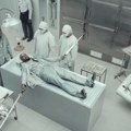 Seciraju ga živog usred mrtvačnice: Novi spot kontroverznog repera zgrozio javnost, njegova žena stoji iza svega
