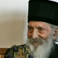 Spomenik patrijarhu Pavlu u Sremskoj Kamenici: Prepoznatljiva figura u bronzi sa žezlom u levoj ruci