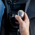 Ovim navikama uništavate automobil: Većina vozača ovo radi na semaforu, a posledice po džep su katastrofalne!