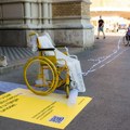 "Upristupačivanje" u centru Novog Sada: Porukama i kolicima ukazali na prepreke za osobe sa invaliditetom