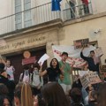 Učenici se sukobili sa policijom, tinejdžer izgubio šaku: Protesti u francuskim školama ulaze u treću nedelju