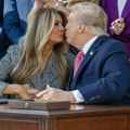 Tramp krenuo da je poljubi, a Melanija povukla neprijatan potez: Svi komentarišu samo jedno (video)
