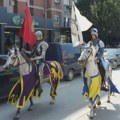Neverovatan prizor u Čačku: Vitezovi na konjima prodefilovali ulicama grada i obradovali stanovnike