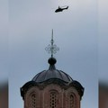 Za vreme besede patrijarha: Helikopter KFOR-a nadleće Gračanicu (video)