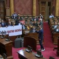 Skupština nije izglasala smenu Gašića: Opozicioni poslanici u znak protesta razvili transparent „Srbija protiv nasilja“