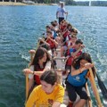 Đaci u zmajevim čamcima: Počeo letnji kamp na Adi Ciganliji "Čukarica 2023"