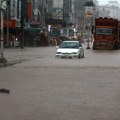 Spasioci evakuisali više od 100.000 ljudi iz područja pogođenih poplavama u Pakistanu