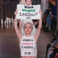 Moda: Borci za prava životinja prekinuli reviju Viktorije Bekam