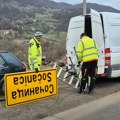 VIDEO: Radnici pod policijskom pratnjom menjaju table sa nazivima na severu Kosova, nema ćirilice