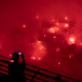 Noć se pretvorila u dan: Navijači Olimpijakosa zapalili Pirej tokom proslave, 100.000 ljudi na ulicama