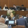 Zborovi građana i studenti ispred Skupštine Vojvodine, poslanicima prave buku pod prozorom