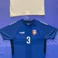 Predstavljen potpuno novi dres fudbalera Srbije, po prvi put će naši fudbaleri nositi ovu boju od kad igraju pod imenom Srbija…