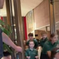 (Uznemirujući video) deca beže dok pomahnitali napadač puca: Neki nisu uspeli da se spasu (foto)