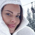 Sonja Vuksanović uživa u zimi, slikala se u besnoj mašini: Oglasila se sa planine, evo ko joj pravi društvo
