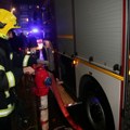 Požar u Zemunu: Šest osoba prevezeno na VMA zbog gušenja dimom