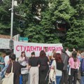 Studenti štampali majice ,,Studenti pobeđuju“ na Trgu srpskih ratnika (VIDEO)