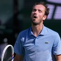 Medvedev neočekivano ispao na startu, pa najavio promenu sporta: "Možda bi trebalo da počnem da igram..."