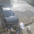 (Video) Skuterom naleteo na muškarca na trotoaru Udarac ga oborio na zemlju, kutije odletele u vazduh