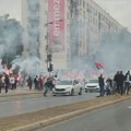 VIDEO: Incidenti ispred štandova SNS-a kod Lutrije, građani prijavljuju dim od pirotehnike