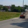 Buktinja na putu: Zapalio se automobil kod Disa (video)