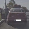 Šok snimak zgrozio Beograđane! Muškarac čekao na semaforu zeleno svetlo, pa rešio da uradi gnusnu stvar! Ljudi u neverici…