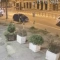Brutalna tuča u Beogradu Njih 20 mlati jednog momka, žena urla sa terase da prestanu