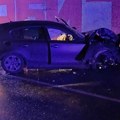 Prve fotografije i snimak sa mesta stravičnog udesa u Mirijevu: Prednji deo auta uništen, povređen mladić (18)