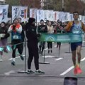 Pogledajte momenat kada Elzan Bibić kao pobednik prolazi kroz cilj na Beogradskom polumaratonu