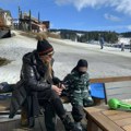 Ovako sin Aleksandre Prijović uživa u zimskim čarolijama: Pevačicina svekrva odvela unuka na skijanje, a oko njih idila i…