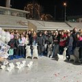 Roditelji ubijenih mladih iz Dubone i Malog Orašja odali počast nastradalima ispred OŠ "Vladislav Ribnikar"