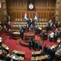 Sednica Skupštine nakratko na „pauzi“: Poslanici opozicije ustali, atmosfera na ivici incidenta