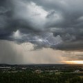 (FOTO/VIDEO) Vetar obarao stabla, grad veličine lešnika, kao da je pao sneg: Otklanjaju se posledice nevremena