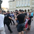 Koškanje u Novom Sadu na skupu desničara povodom Srebrenice, došli i antifašisti, reagovala policija (foto, video)