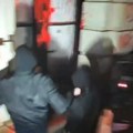 Novi snimak vandalizma u Novom Sadu: Pogledajte kako huligani razvaljuju vrata Gradske kuće (video)