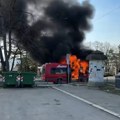 (Video) Zapalio se minibus u Lazarevcu u zoni škole: Ogromna vatra zahvatila vozilo, crni dim se širi