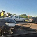 Udes kod Pupinovog mosta: Delovi vozila rasuti po putu, stvara se zastoj u saobraćaju