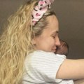 Milica Veličković sa detetom došla u vilu kod Stefana Karića! Uživaju na njegovom bazenu, a čitav prizor isplivao javno