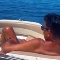 Voditelj (60) se nedavno razveo od 25 godina mlađe, SAD ovako uživa na jahti Pokazao koliko je pocrneo: "Jurim žene i dalje"…
