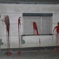 Напад на кућу пољопривредника у Старој Пазови: Фасада и капија испрскане црвеном фарбом ФОТО