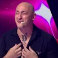 Desingerica podrignuo usred emisije, žiri pinkovih zvezda nije znao šta ih je snašlo! Krenuli da se gade i urliču, voditeljka…