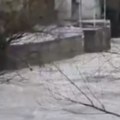Stravične poplave u komšiluku! Voda nosi sve pred sobom, kuće odsečene od sveta! (video)