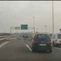(Video) Pala bandera nasred auto-puta: Samo jedna traka prohodna, stvaraju se gužve