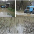 (Foto, video) Odsečeni od sveta! Nakon izlivanja Zapadne Morave selo Dljin ostalo izolovano, decu prevoze traktorima u školu