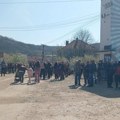 Rudarčani izašli na ulicu, traže da im se, posle dve godine, vrati asfalt koji su sami finasirali, vlast ne reaguje na zahteve…