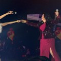 Dragana Mirković prvi gost na Tanjinom koncertu: Folk zvezda blista u crvenoj haljini, na nozi - veliki prorez